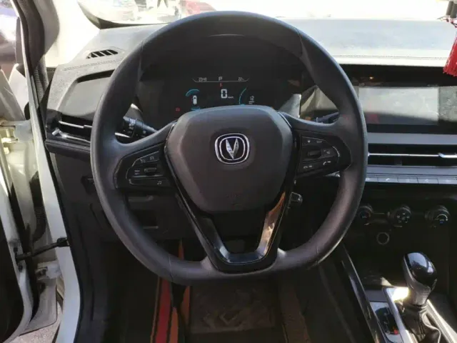 Changan CS15 — Фото автомобиля 10
