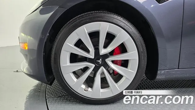 Tesla Model 3 — Фото автомобиля 4