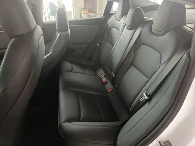 Tesla Model 3 — Фото автомобиля 16