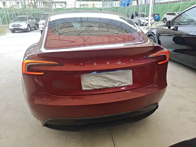 Tesla Model 3 — Фото автомобиля 5