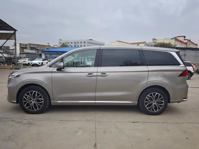 Roewe iMAX8 — Фото автомобиля 12