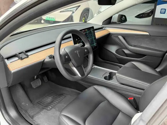 Tesla Model 3 — Фото автомобиля 4
