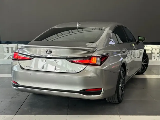 Lexus ES — Фото автомобиля 4