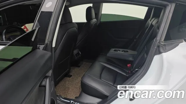 Tesla Model 3 — Фото автомобиля 12