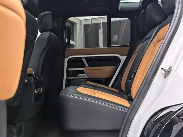 Land Rover Defender — Фото автомобиля 18