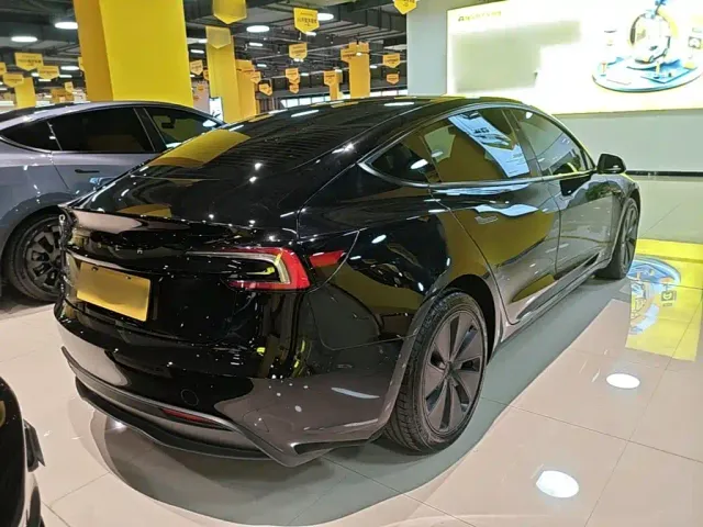 Tesla Model 3 — Фото автомобиля 6