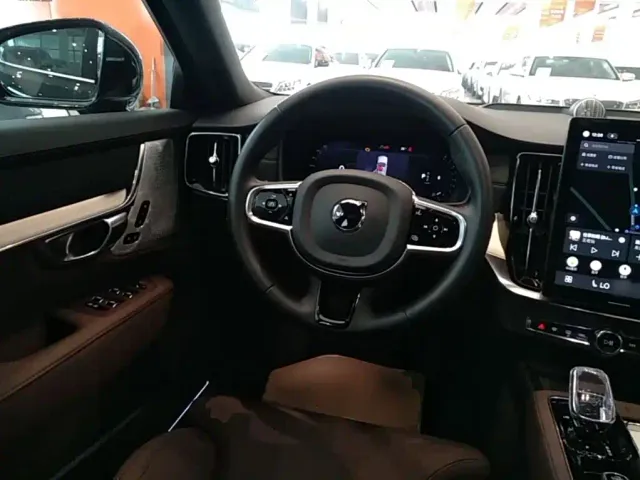 Volvo S90 — Фото автомобиля 10