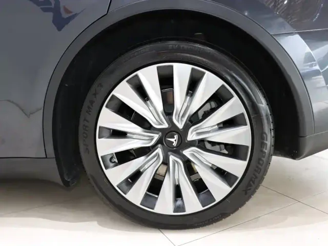 Tesla Model Y — Фото автомобиля 19