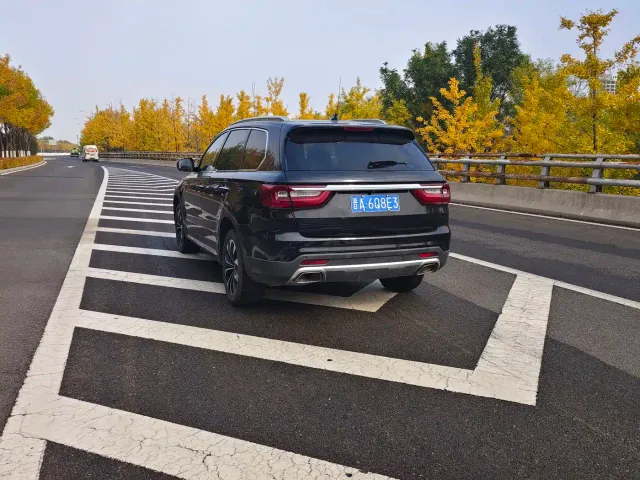 Hongqi HS7 — Фото автомобиля 13