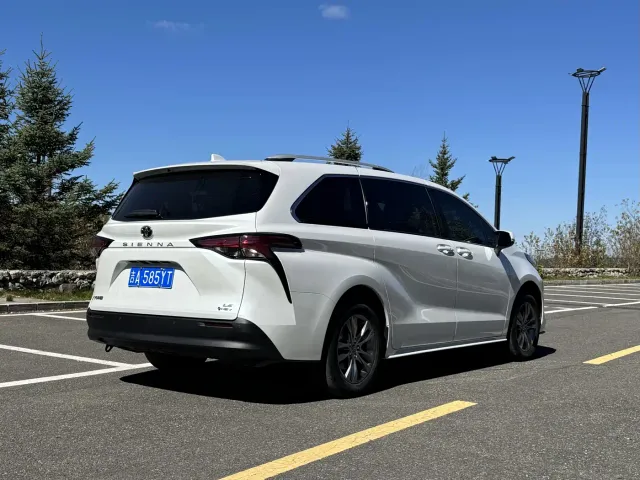 Toyota Sienna — Фото автомобиля 5