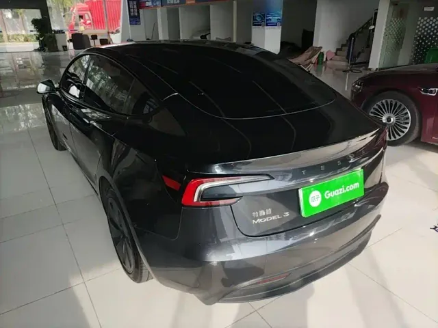 Tesla Model 3 — Фото автомобиля 4