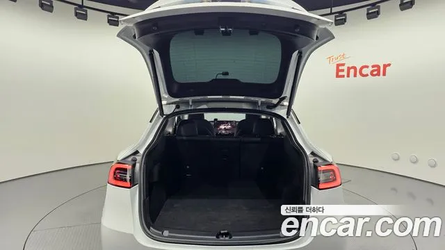 Tesla Model Y — Фото автомобиля 18