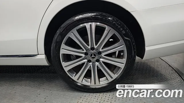 Mercedes-Benz E-Class — Фото автомобиля 4