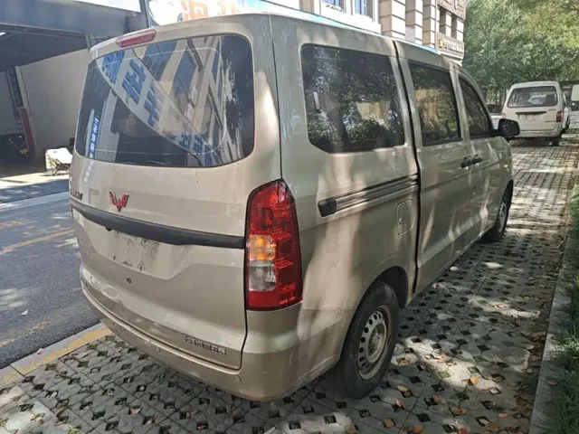 Wuling Hongguang V — Фото автомобиля 6