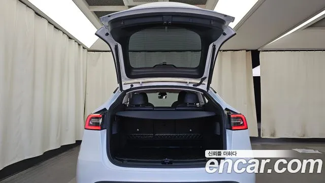 Tesla Model Y — Фото автомобиля 26