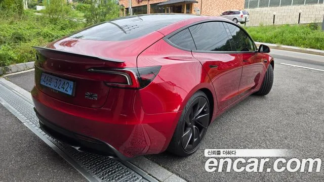 Tesla Model 3 — Фото автомобиля 2