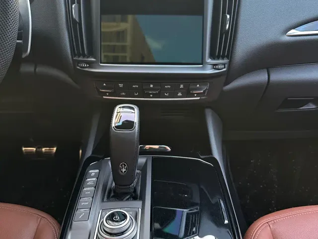 Maserati Levante — Фото автомобиля 11