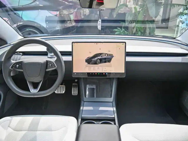 Tesla Model 3 — Фото автомобиля 8