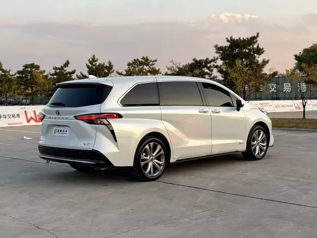 Toyota Sienna — Фото автомобиля 21