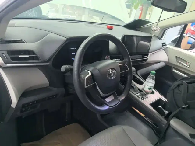 Toyota Sienna — Фото автомобиля 5