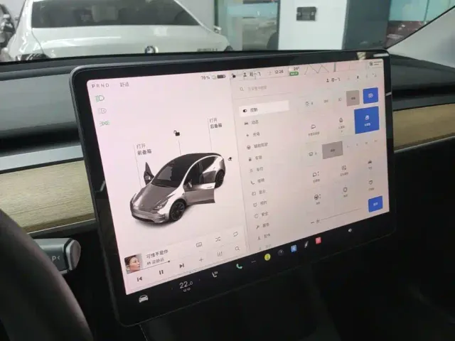 Tesla Model Y — Фото автомобиля 12