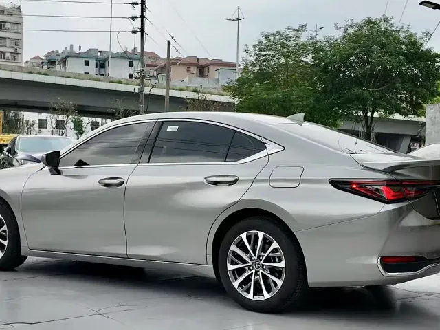 Lexus ES — Фото автомобиля 8