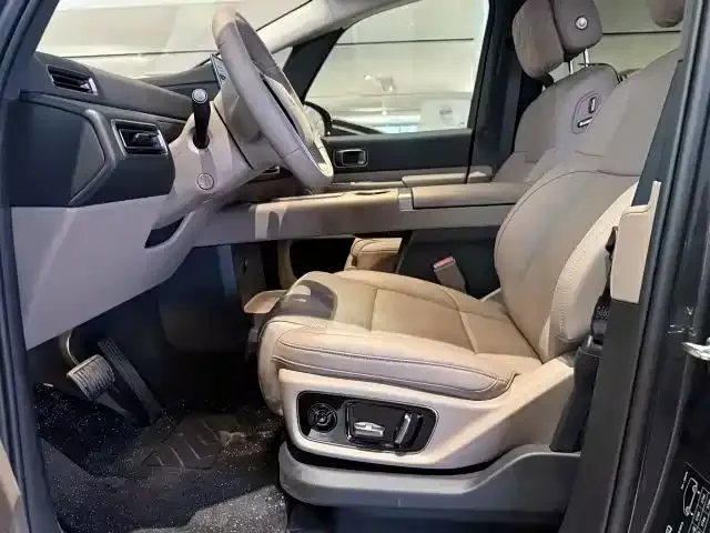 Li Auto Li Auto MEGA 2025 Model Home Family Special Edition — Фото автомобиля 6