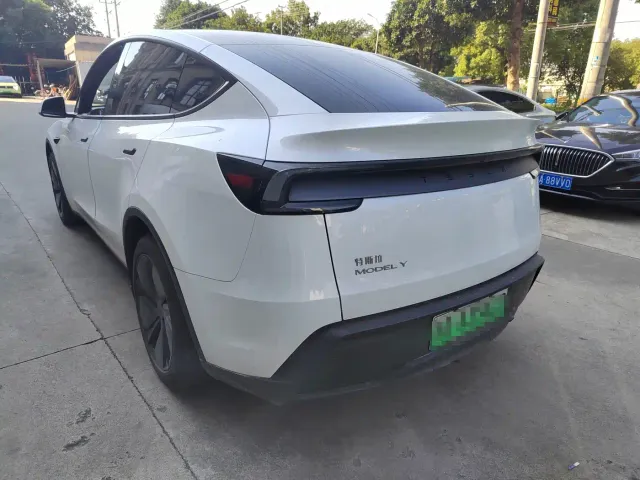 Tesla Model Y — Фото автомобиля 14