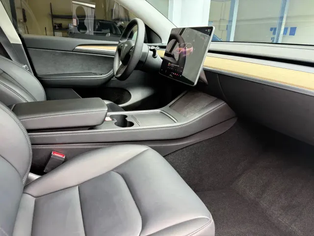 Tesla Model Y — Фото автомобиля 12
