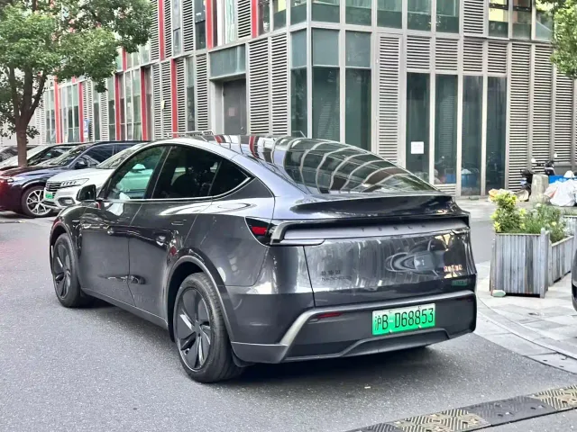 Tesla Model Y — Фото автомобиля 9