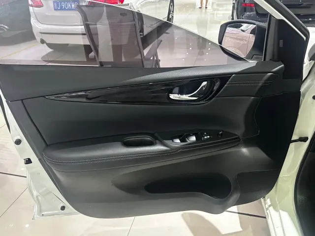 Nissan Tiida — Фото автомобиля 10