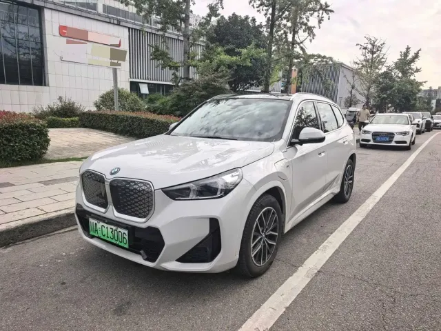 Фотография автомобиля — BMW iX1
