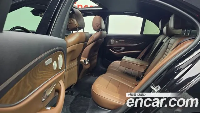 Mercedes-Benz E-Class — Фото автомобиля 3