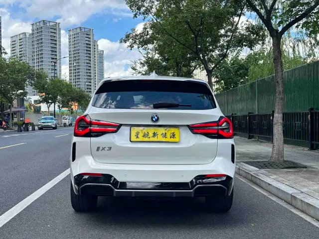 BMW iX3 — Фото автомобиля 4