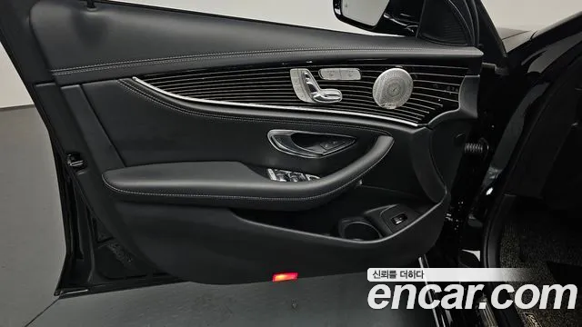 Mercedes-Benz E-Class — Фото автомобиля 20