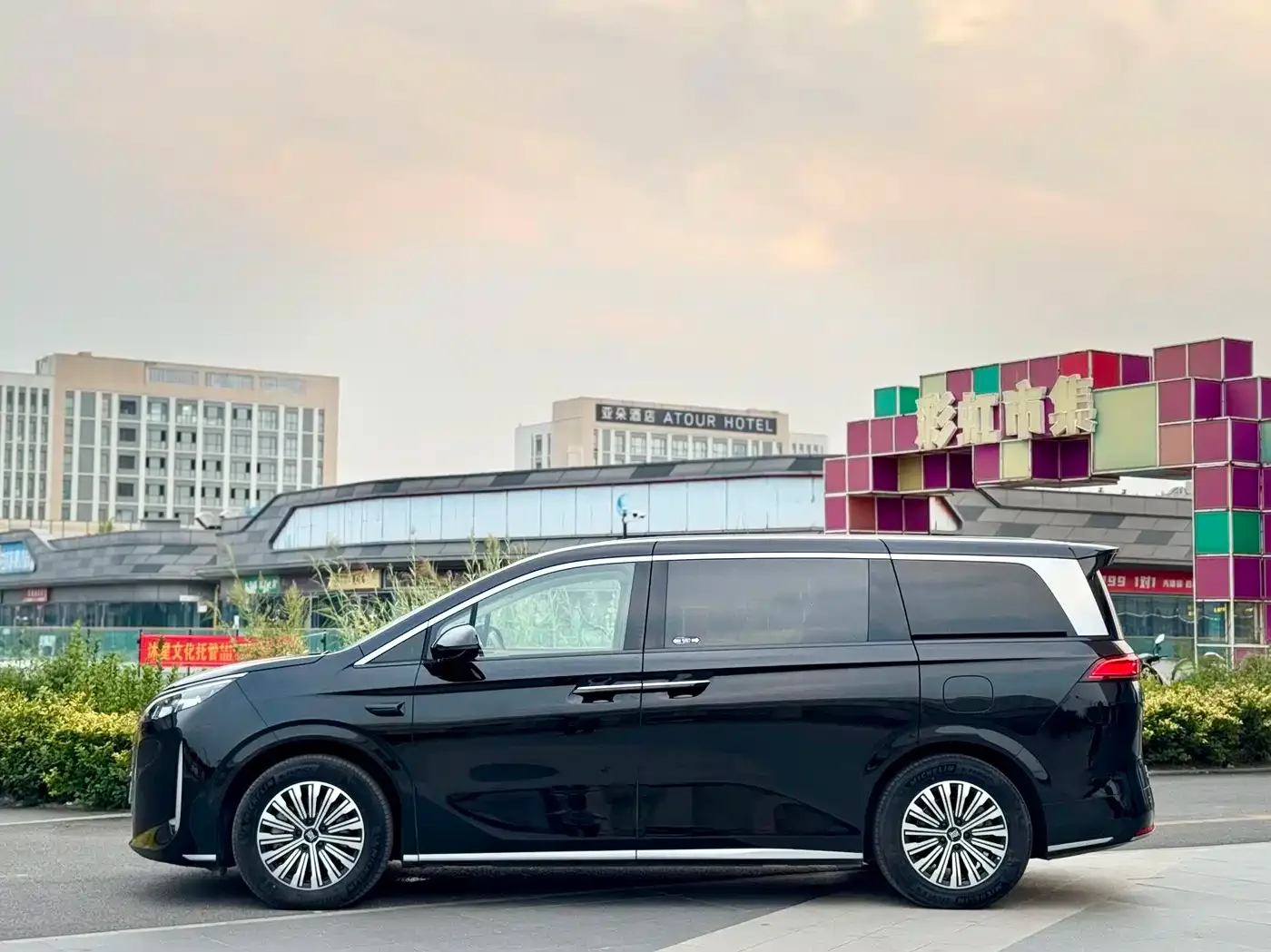BYD Xia 2025 DM-i 1.5T 180km Surpass Edition — Фото автомобиля 3