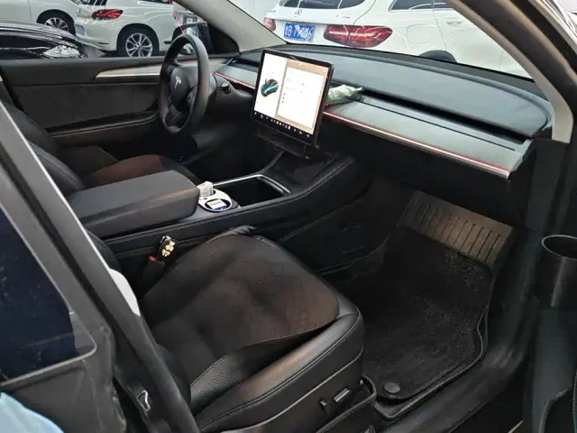 Tesla Model Y — Фото автомобиля 8