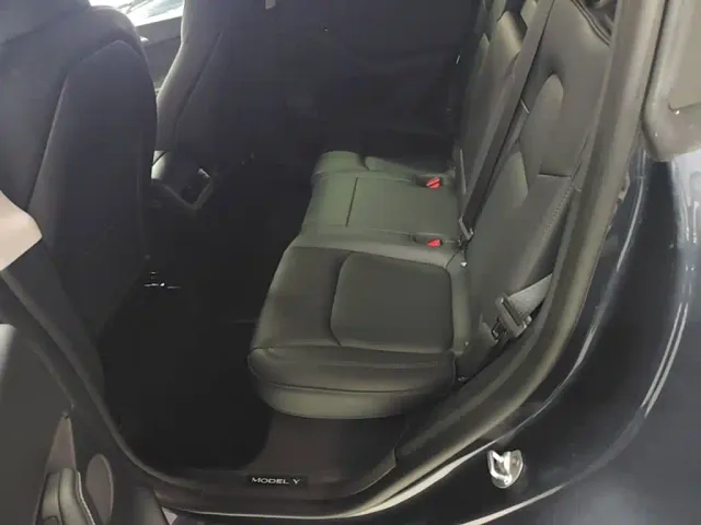 Tesla Model Y — Фото автомобиля 16