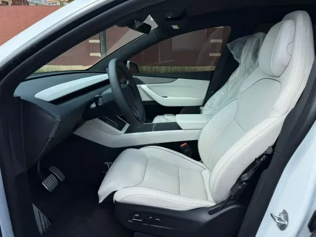 Tesla Model Y L — Фото автомобиля 4