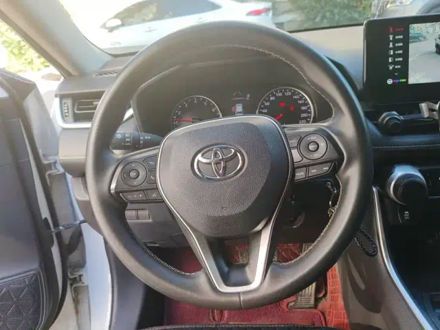 Toyota RAV4 — Фото автомобиля 15