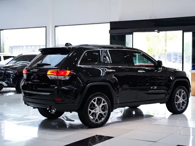 Jeep Grand Cherokee — Фото автомобиля 16