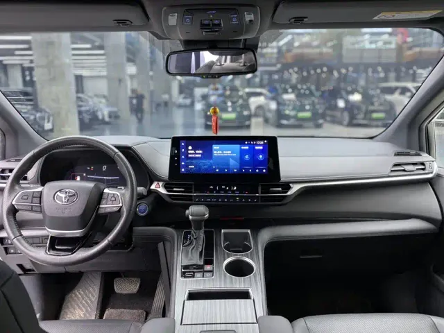 Toyota Sienna — Фото автомобиля 8