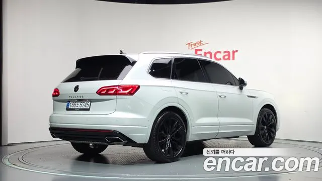 Volkswagen Touareg 3rd Gen — Фото автомобиля 2