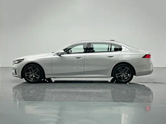 BMW 5 Series — Фото автомобиля 3