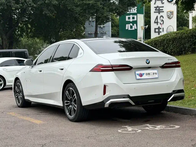BMW 5 Series — Фото автомобиля 4