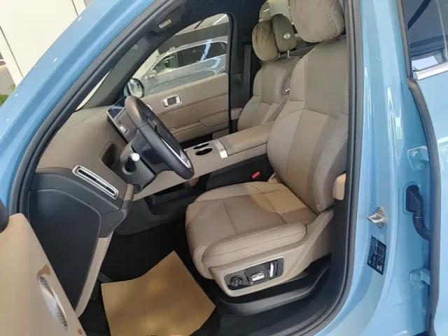 Li Auto L7 — Фото автомобиля 10