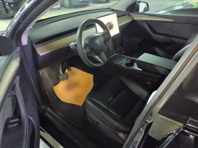 Tesla Model Y — Фото автомобиля 15