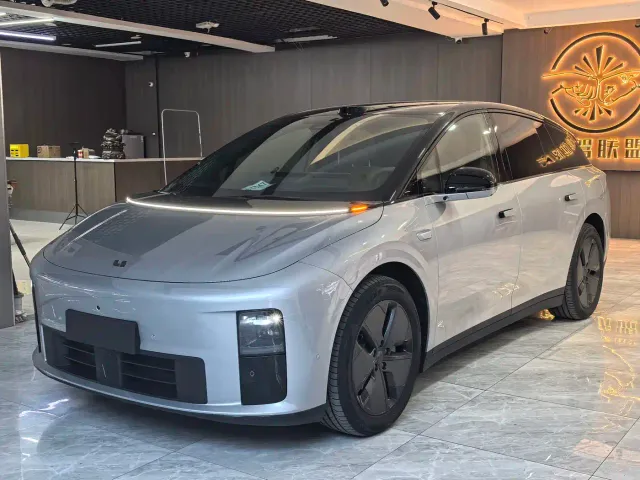 Фотография автомобиля — Li Auto i6