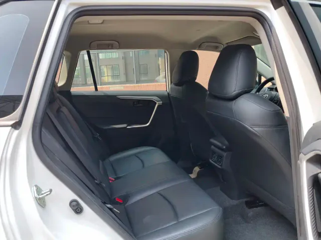 Toyota RAV4 — Фото автомобиля 12