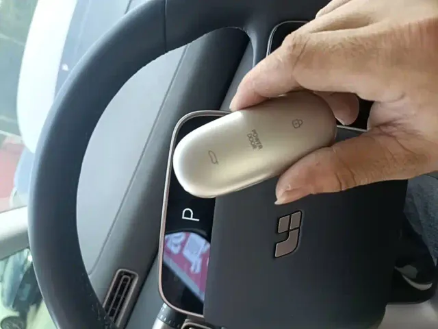 Li Auto MEGA — Фото автомобиля 8